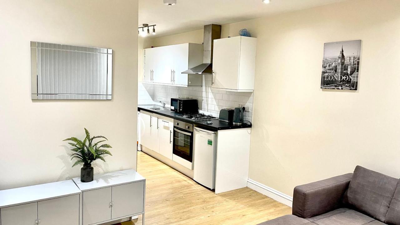 Holiday Flat In Central Slough Near To London Heathrow And Windsor With Free Car Park Dış mekan fotoğraf