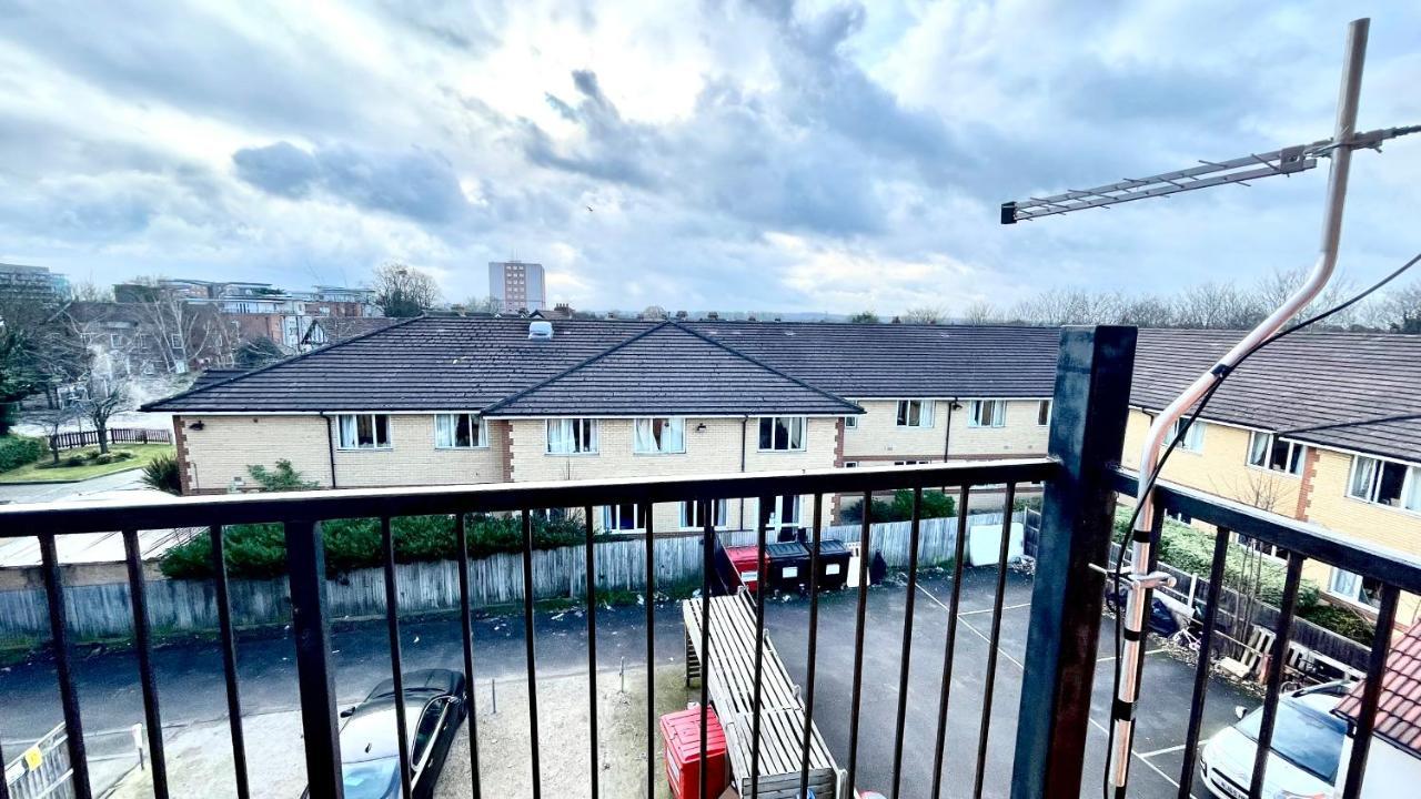 Holiday Flat In Central Slough Near To London Heathrow And Windsor With Free Car Park Dış mekan fotoğraf